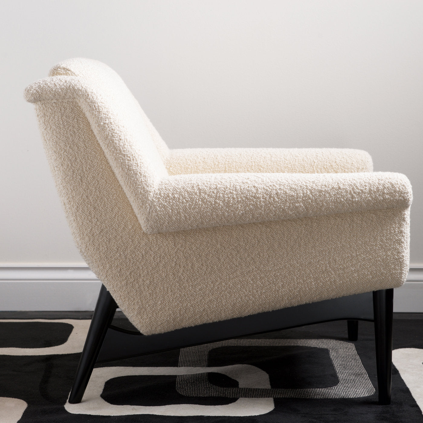 كرسي بتصميم هندسي مميز